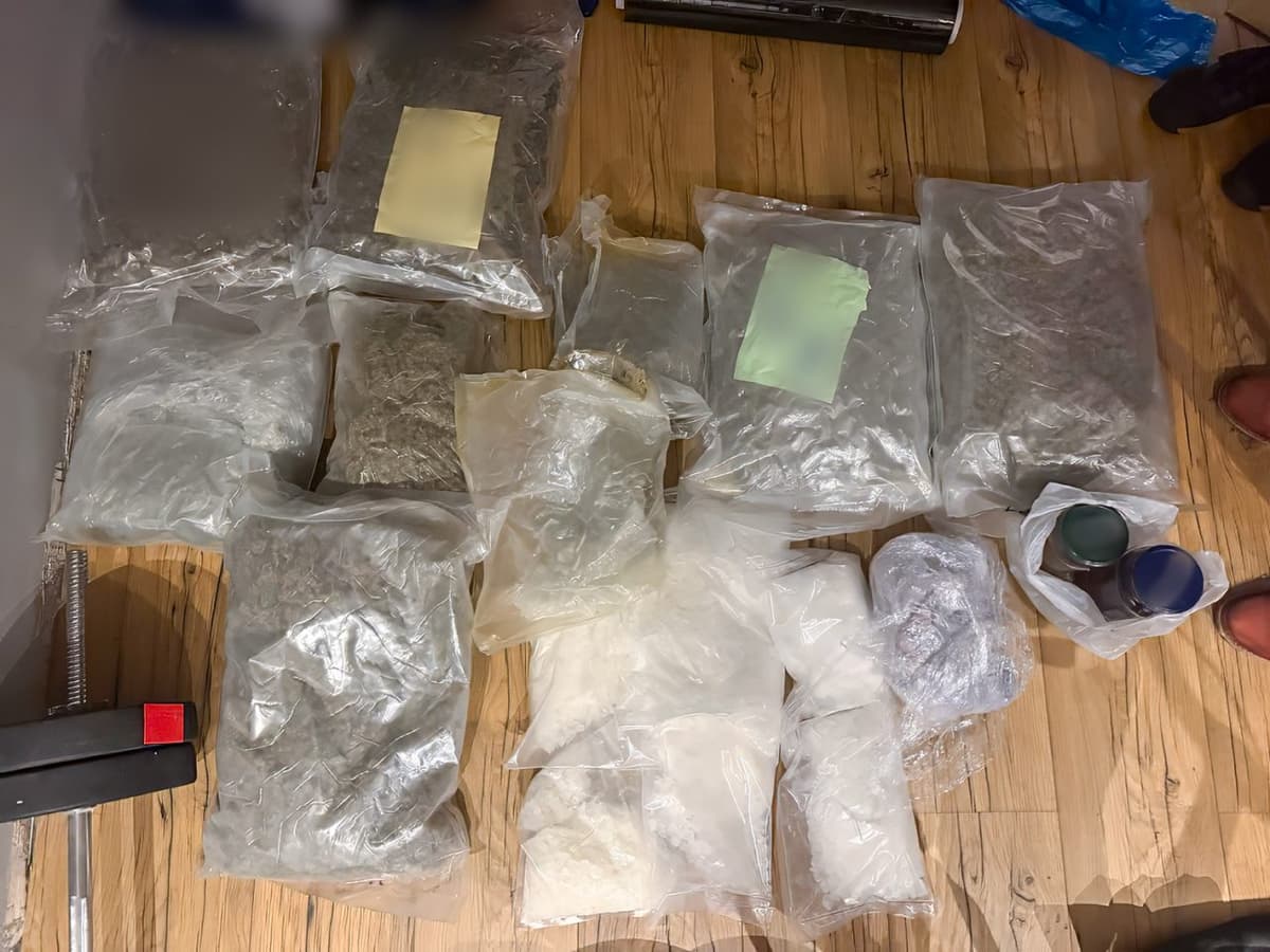 Arrestado en Polonia con cocaína, marihuana y MDMA durante una operación policial nocturna.