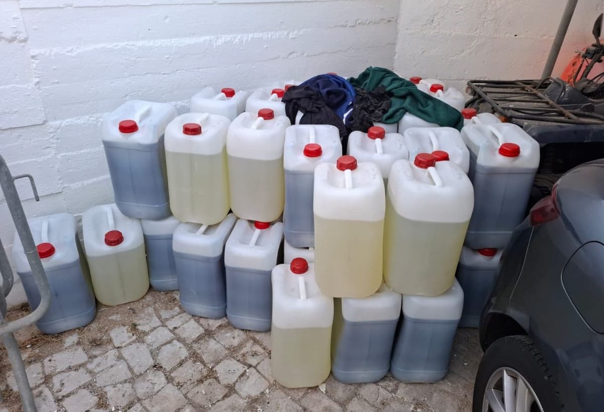 Nueve arrestados con más de 2.000 litros de combustible en una playa del Algarve