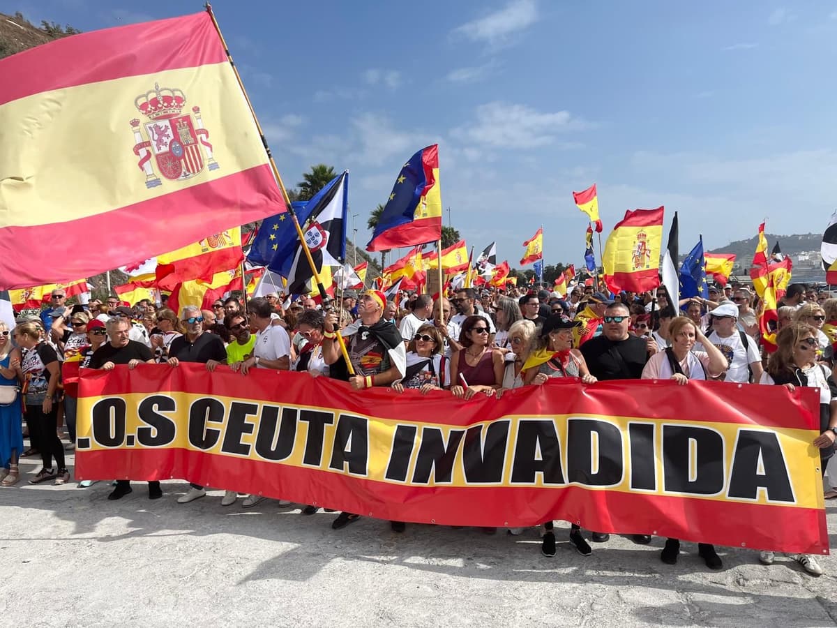 Cientos de residentes de Ceuta se dirigen al Tarajal en apoyo a la frontera de Ceuta.