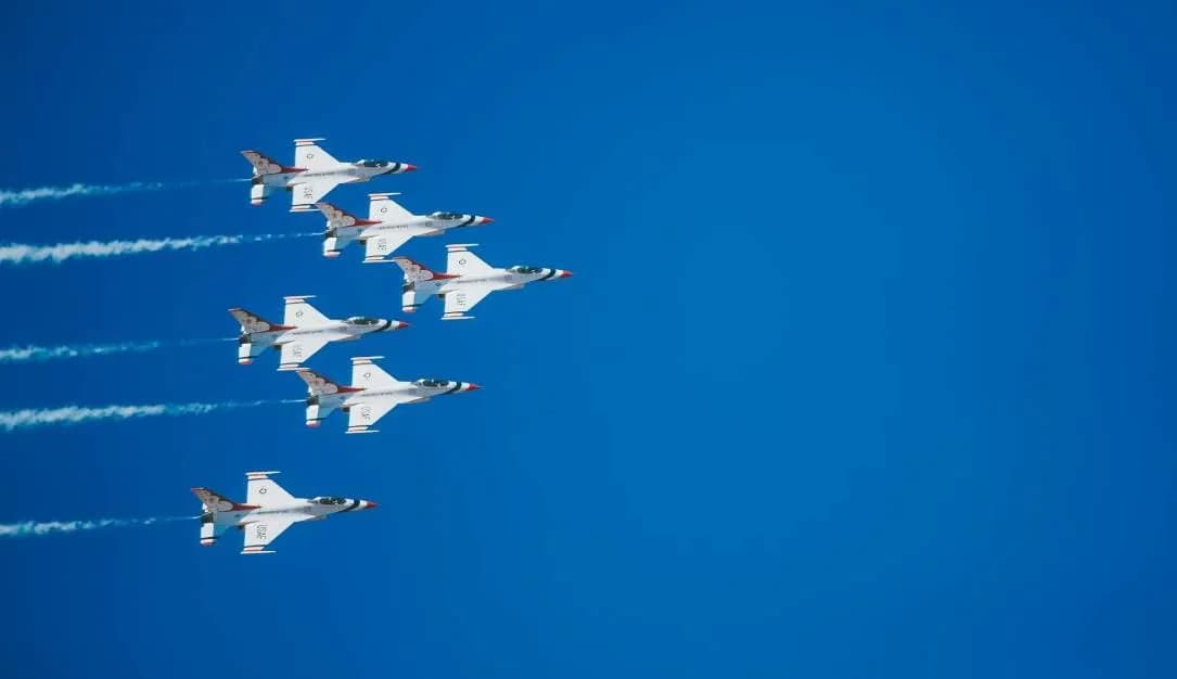 Exoficial de la Fuerza Aérea arrestado por conspirar con un hacker para ofrecer entrenamiento de vuelo al ejército chino