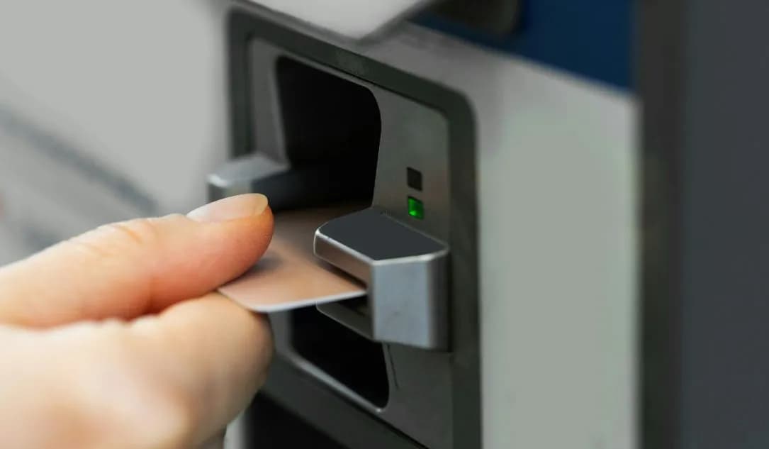 FBI: Más de 700 incidentes de jackpotting en cajeros automáticos con pérdidas superiores a 20 millones de dólares ocurrieron en 2025.