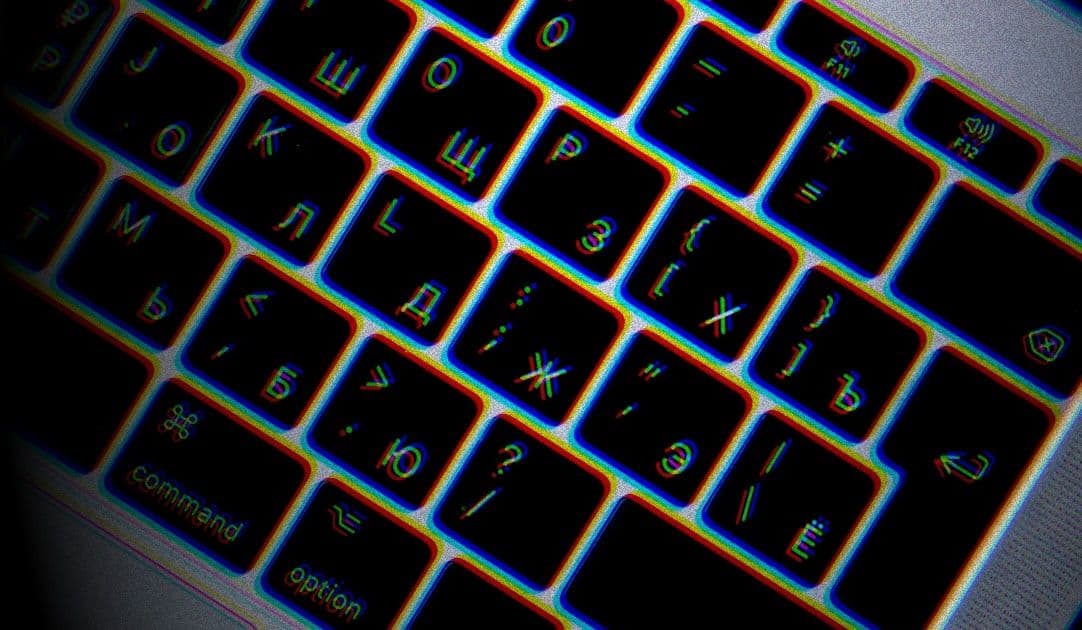 Nacional ruso enfrenta 20 años por campaña de malware que infectó a 80,000 freelancers