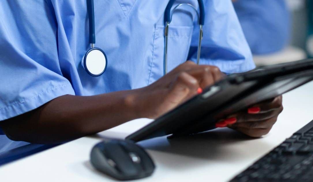 Stryker asegura que las herramientas hospitalarias son seguras, pero los sistemas de pedido digital siguen inoperativos tras el ciberataque.