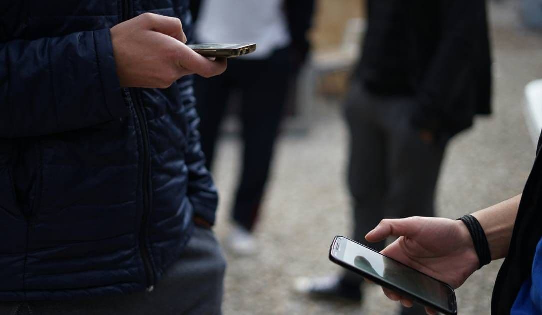Programa piloto en el Reino Unido para probar restricciones en redes sociales a familias antes de que el gobierno decida sobre una prohibición.