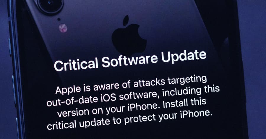 Apple envía alertas en la pantalla de bloqueo a iPhones desactualizados por exploits web activos.