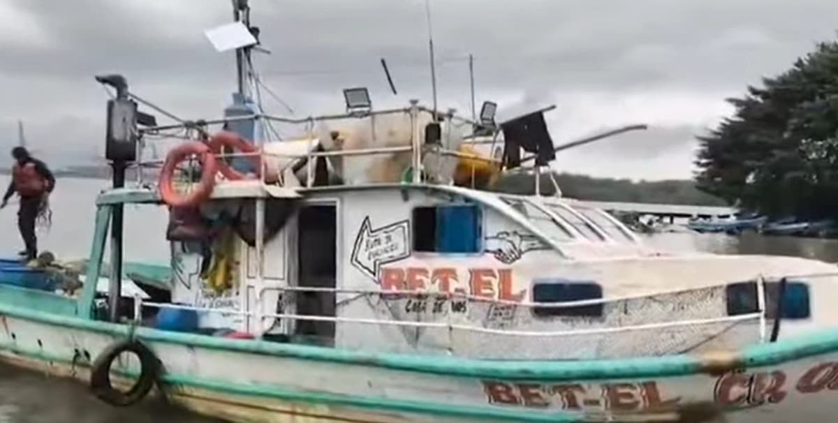 Detienen un barco pesquero que escondía 1.930 kilos de cocaína.