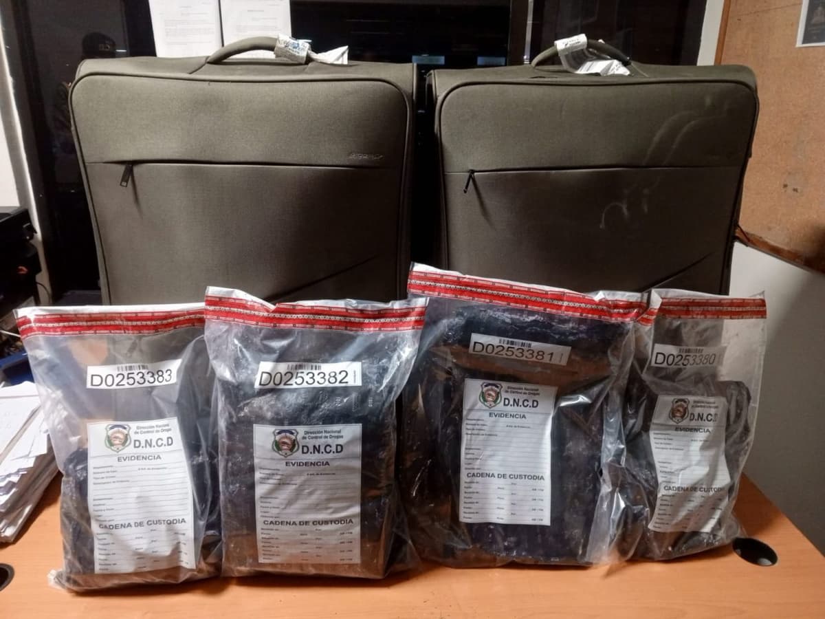 Arrestan a una mujer con documentos dominicanos en ruta hacia Madrid.