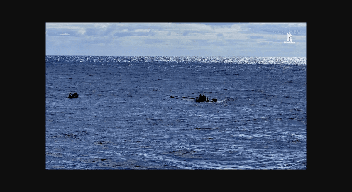 El narcosubmarino se hunde, la droga y los ocupantes son llevados a Portugal.