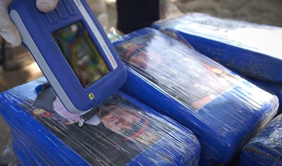 Tres venezolanos son detenidos en una impresionante lancha de narcotráfico en el Caribe.