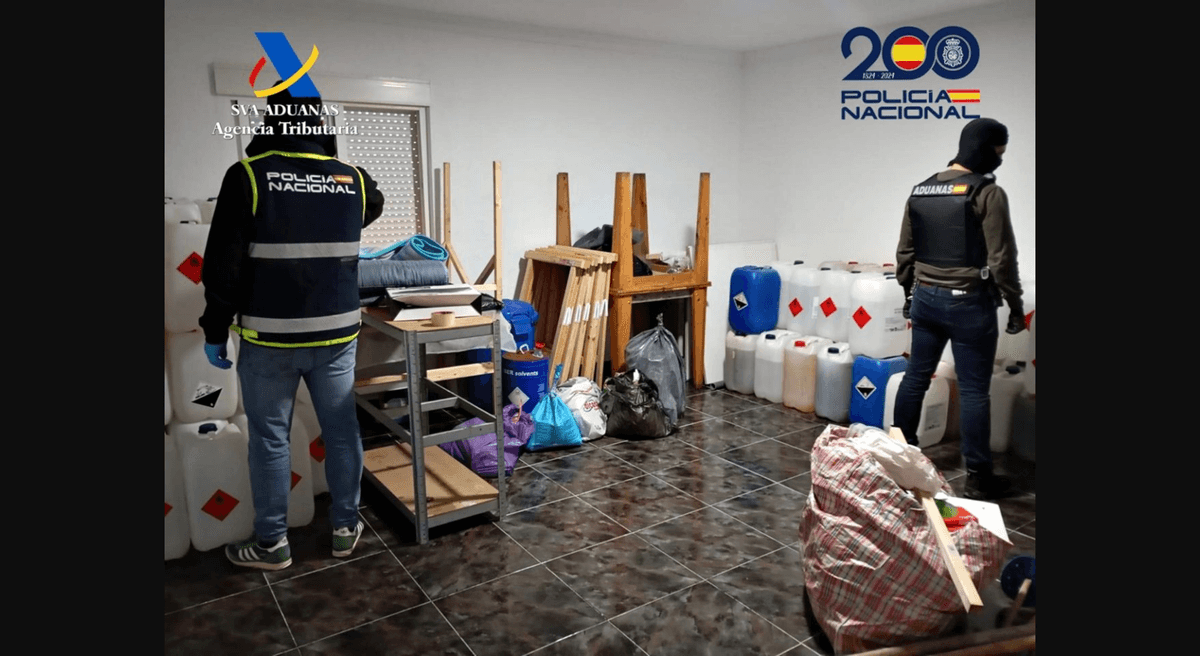 Encuentran un laboratorio en Alicante dedicado a la extracción de cocaína a partir de pulpa de fruta.
