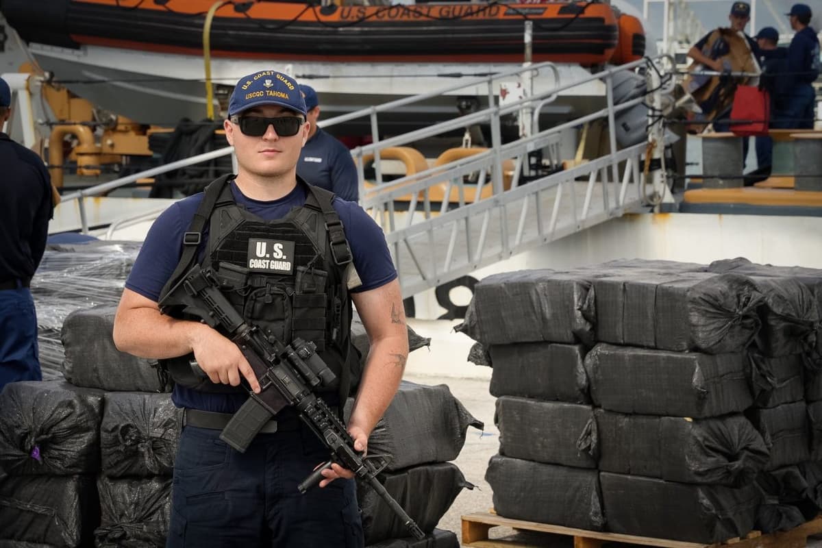 La Guardia Costera modifica su estrategia: disparos al motor y salvavidas para los narcotraficantes.