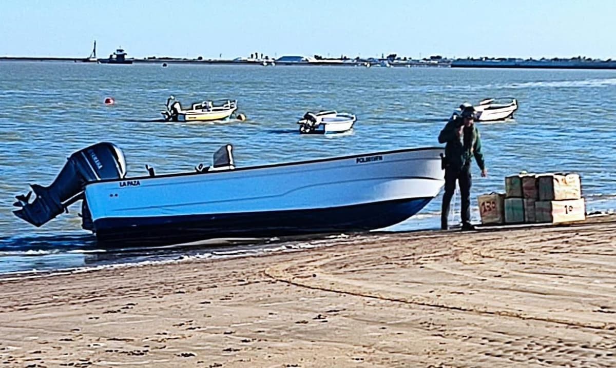 Los traficantes abandonan un importante cargamento de hachís para huir en una playa de Sanlúcar.