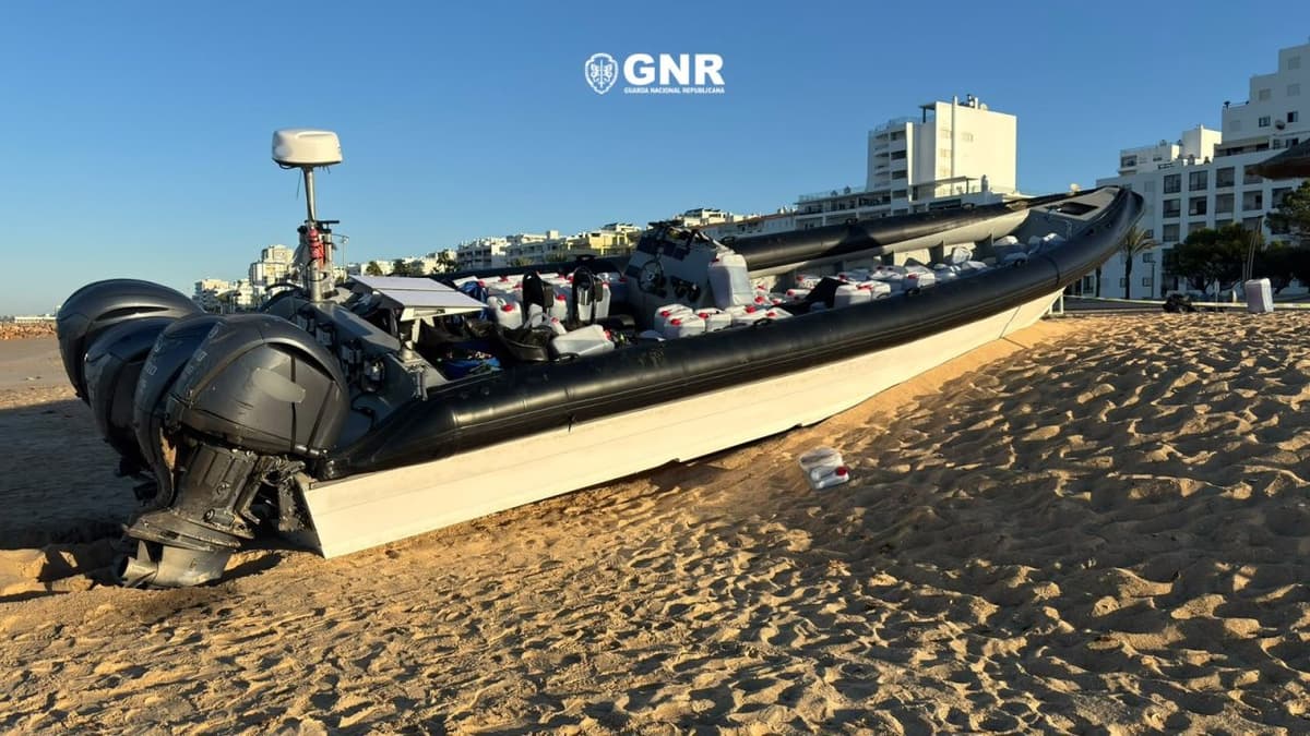 Más de 7.000 litros de combustible y una lancha narcotraficante para el ‘petaqueo’ en el Algarve