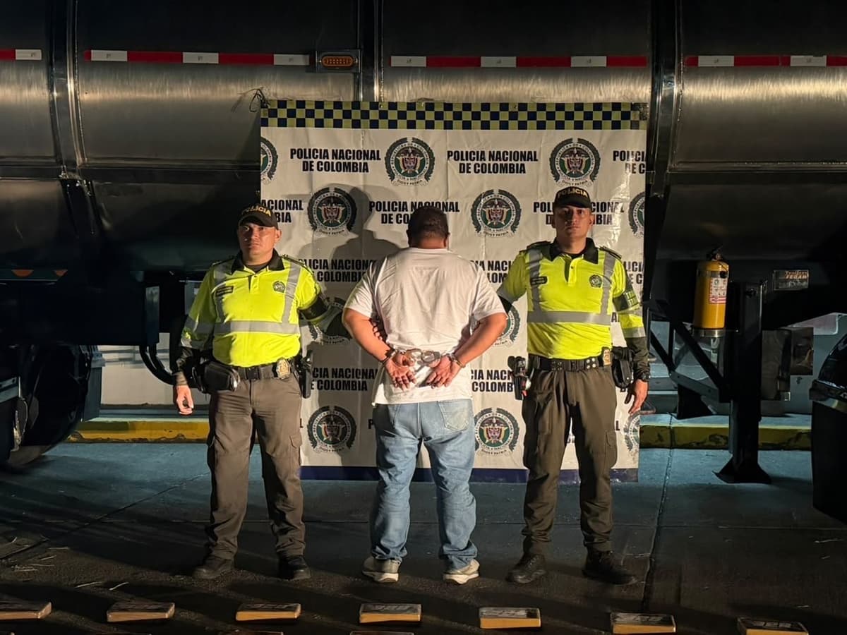 Escondían 650 kilos de cocaína en el compartimento de un camión cisterna.