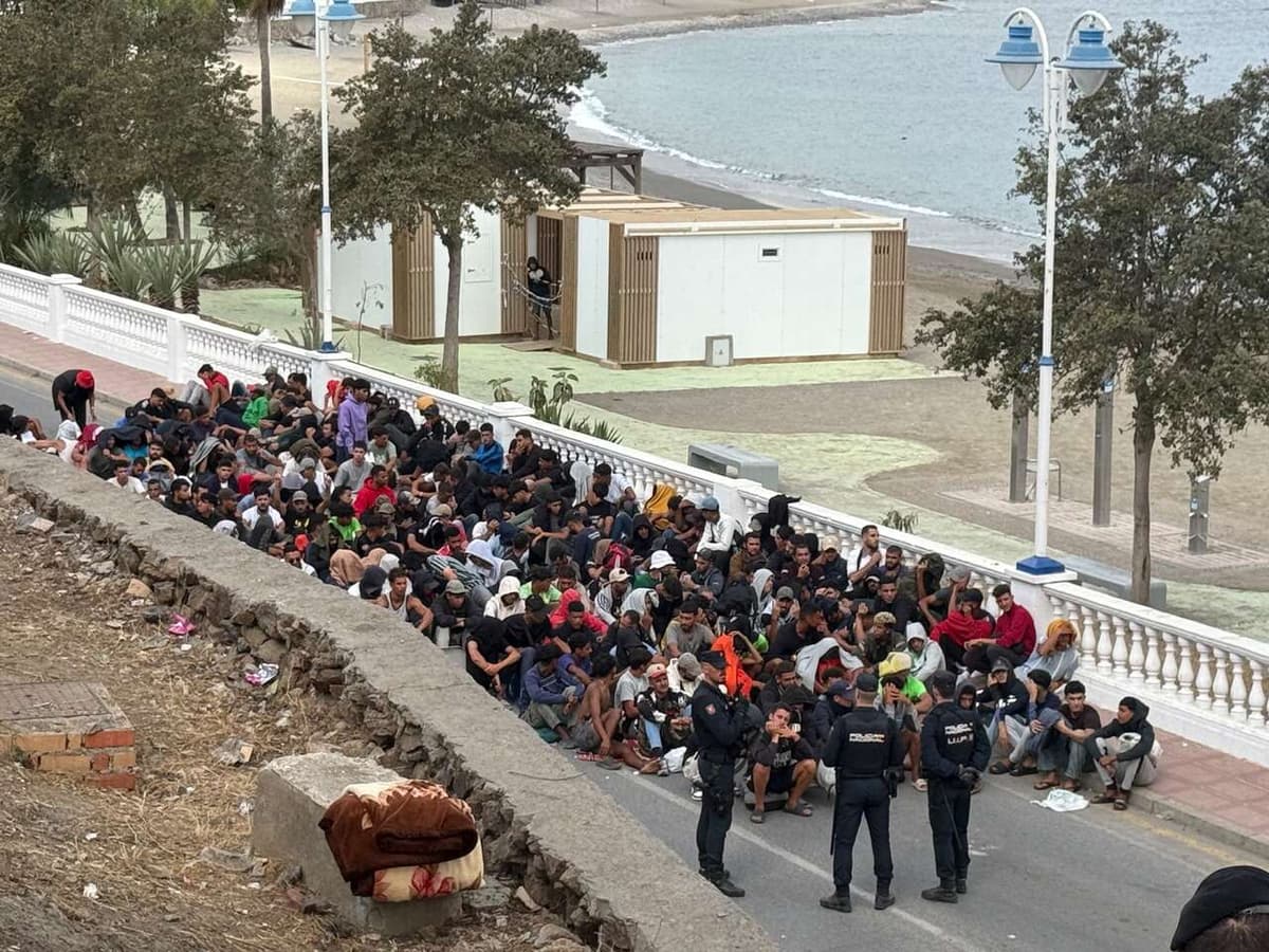 Informe de Torres y Saiz sobre la operación en Ceuta: 1.700 migrantes trasladados con éxito y anticipadas repatriaciones masivas.