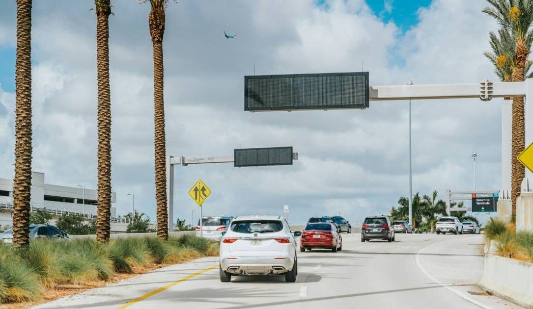Florida informa que la filtración de datos de vehículos está vinculada a credenciales robadas del dispositivo personal de un oficial.