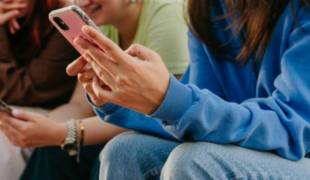 La mayoría de los jóvenes australianos sigue utilizando redes sociales a pesar de la prohibición, según investigadores.
