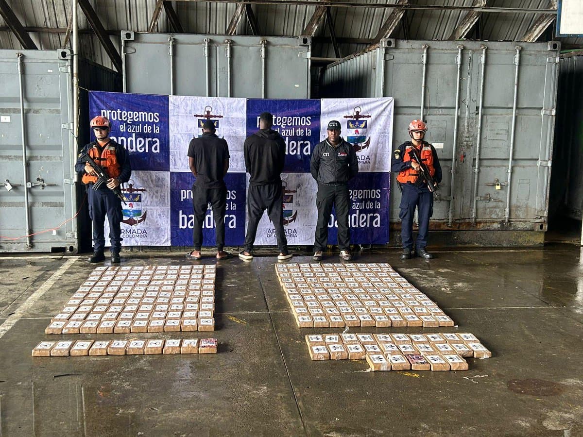 Cinco arrestados en dos botes artesanales llenos de cocaína