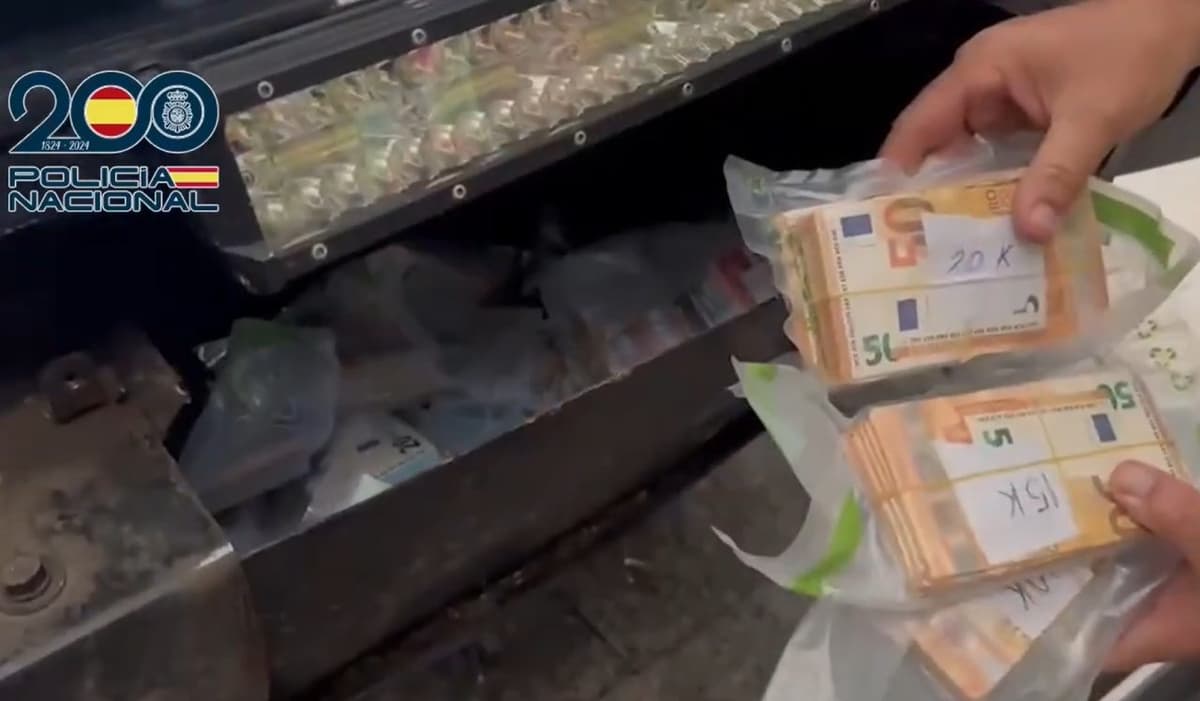 Encuentran 255.000 euros de narcotraficantes gallegos en la protección de un automóvil.