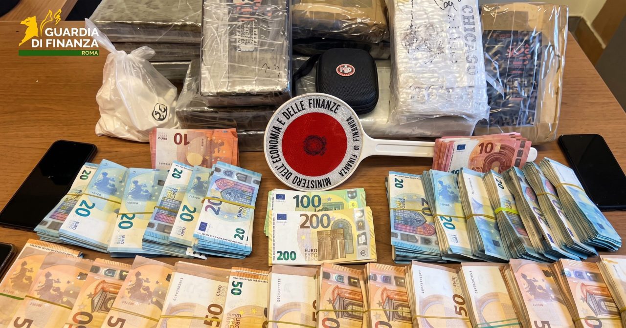 Cocaína en el tablero y montones de dinero en un ático en Roma
