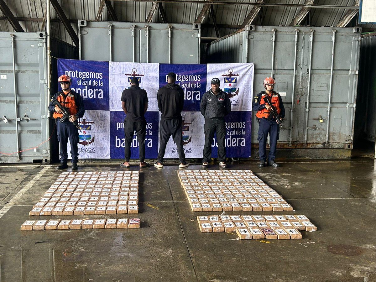 Cinco arrestados en dos botes artesanales llenos de cocaína