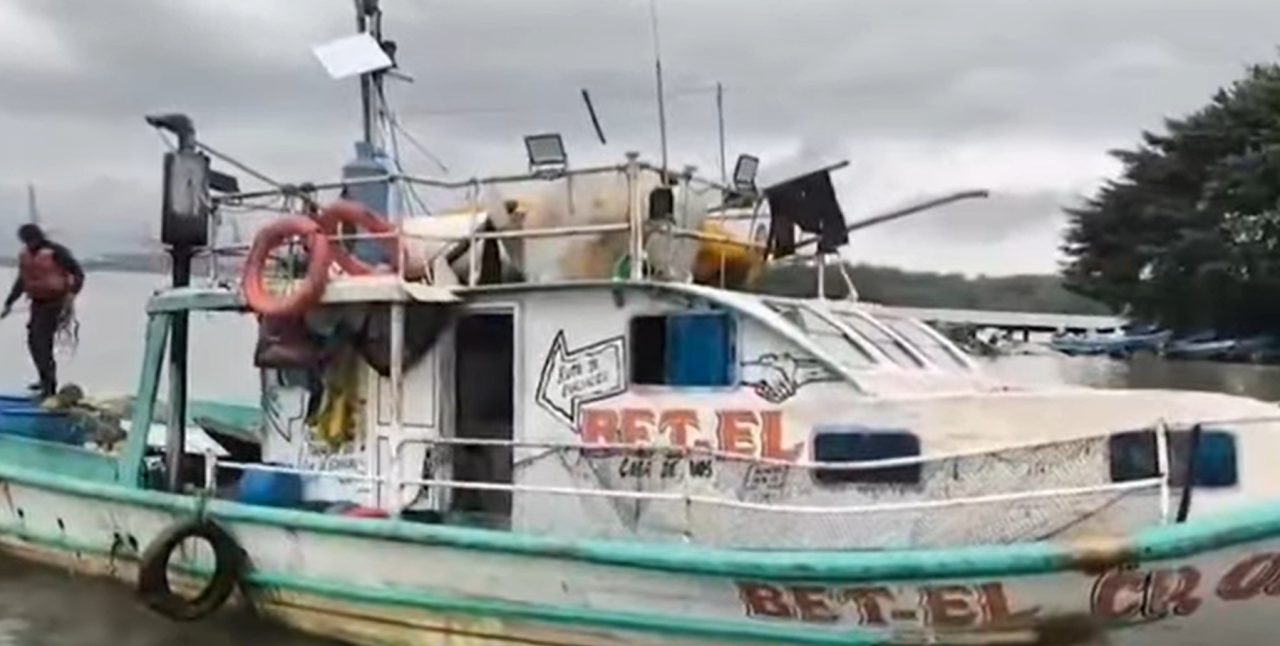 Detienen un barco pesquero que escondía 1.930 kilos de cocaína.