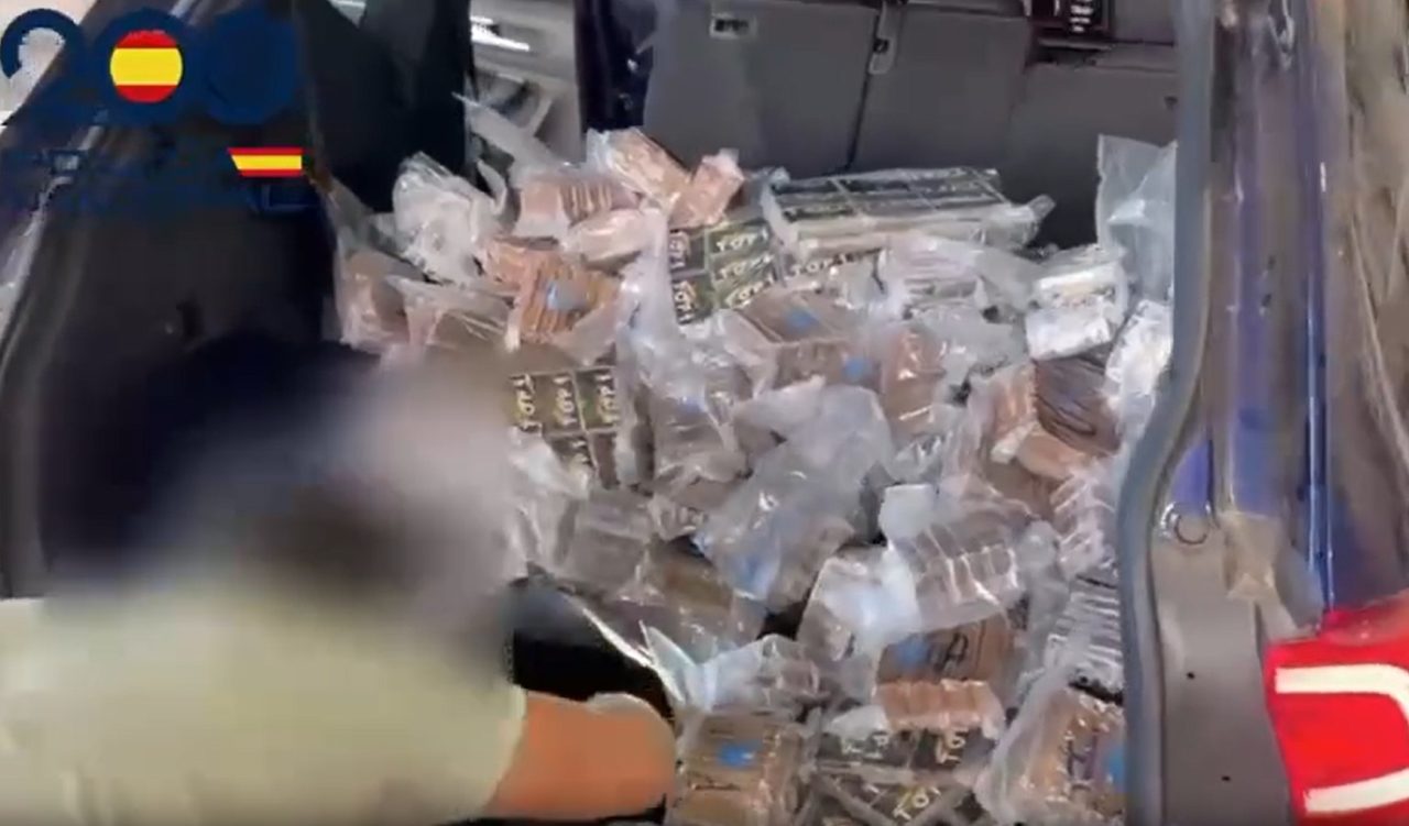 Ingresan a Melilla desde Marruecos con cerca de 100 kilos de hachís ocultos en un doble fondo.
