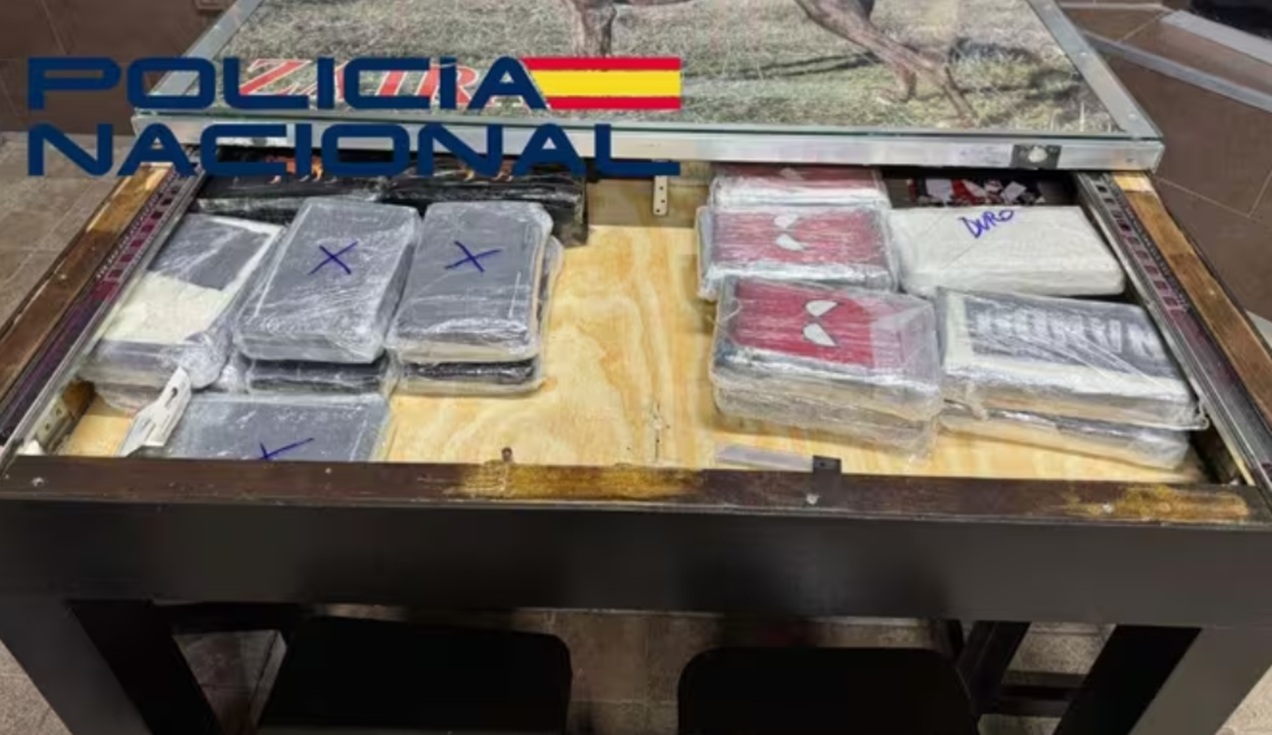 Un compartimento secreto en una mesa escondía un importante cargamento de cocaína en Badajoz.