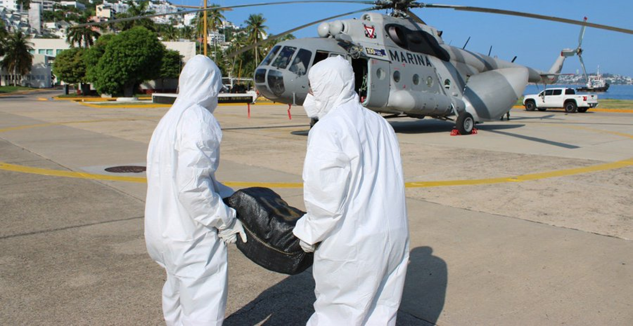 Confiscan cerca de dos toneladas de cocaína en un operativo aéreo en Guerrero.
