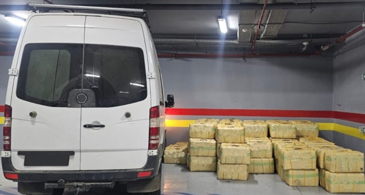 Descubren 4.600 kilos de hachís en una furgoneta a la orilla del Atlántico