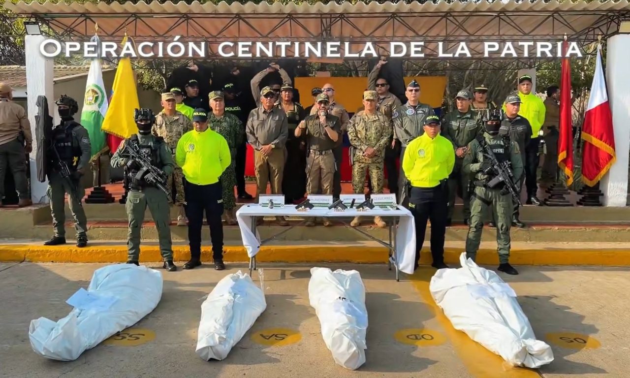 Armas, atuendos de camuflaje y Facebook: De qué manera el principal narcoinfluencer de Colombia transformó las redes sociales en una herramienta poderosa.