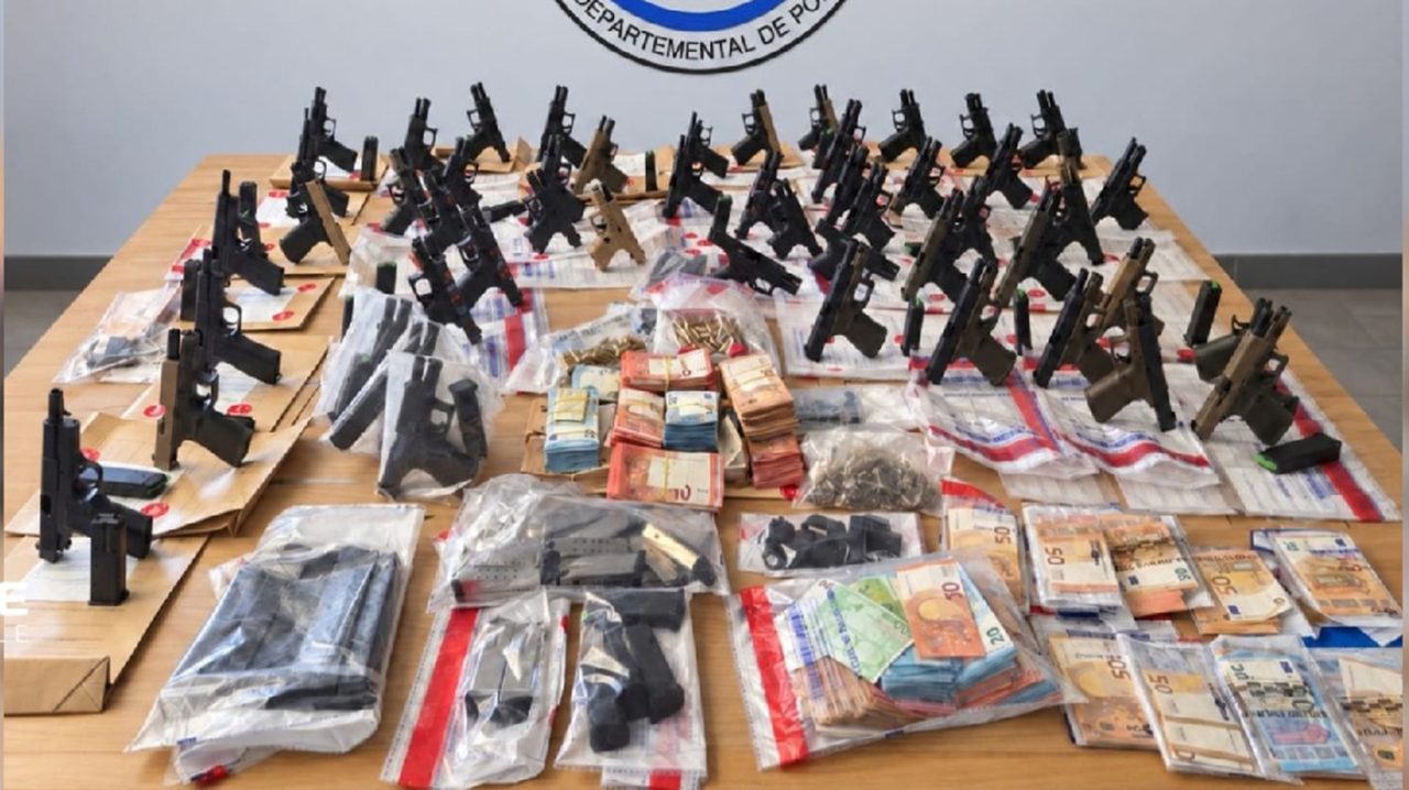 Desarticulan una organización que comercializaba armas turcas ‘Frankenstein’ en el oeste de París.
