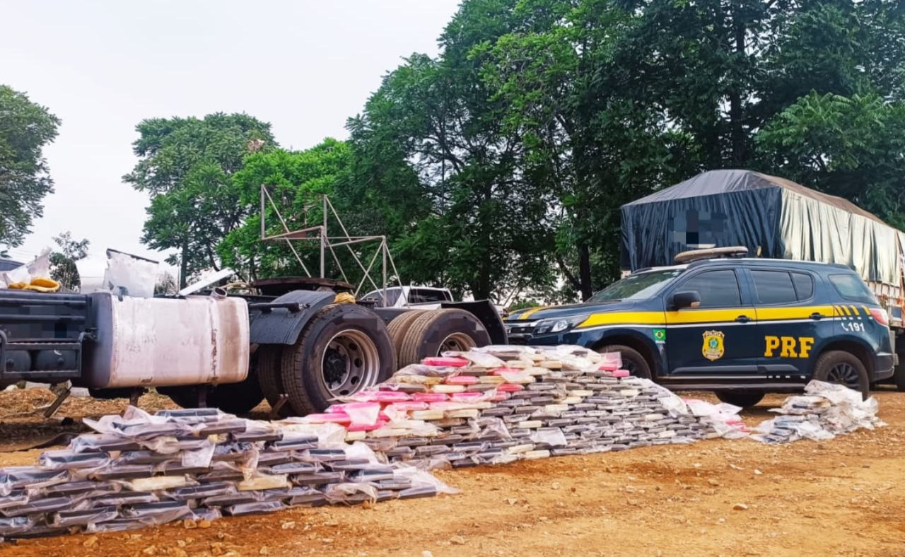 Los Bomberos recuperan 300 kilos de cocaína de los depósitos de un camión.