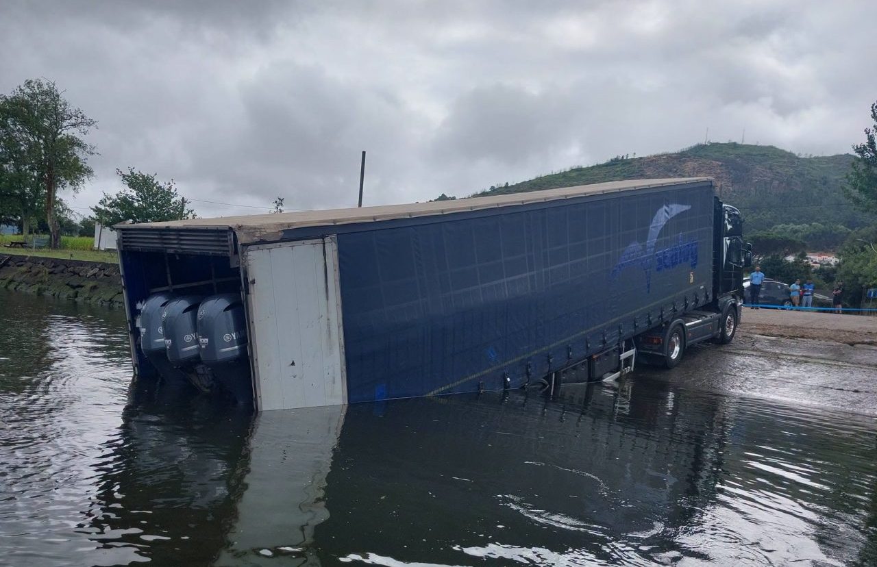 Los narcotraficantes se ven despojados de una lujosa nave en las aguas del río Miño.