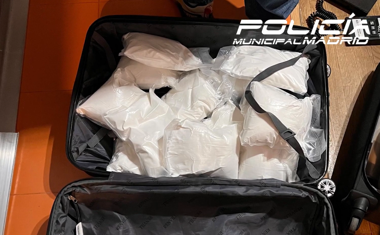 Detienen a dos personas con 17 kilos de cocaína en una maleta en Vallecas.