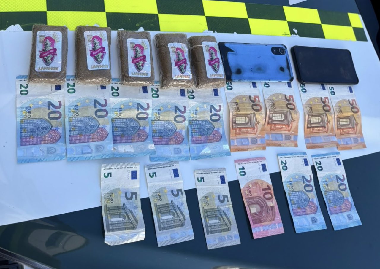 Se incrimina al hablar por teléfono y sin usar el cinturón mientras maneja en Cáceres.