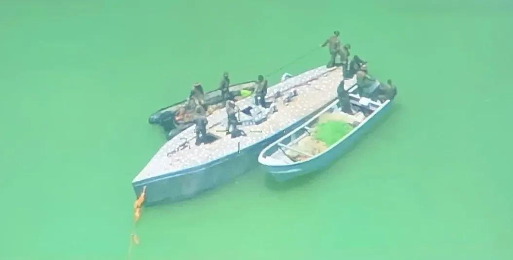 Hallan un narcosubmarino y dos embarcaciones rápidas en La Guajira